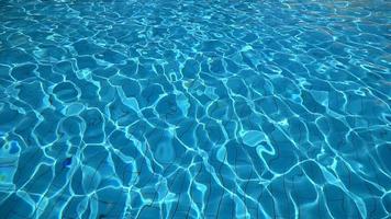 água azul pura na piscina com reflexos de luz video