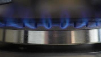 inflamação do gás natural no queimador do fogão, vista de perto video