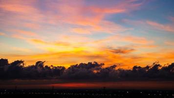 time-lapse zonsopgang bewolkte blauwe en gele hemel