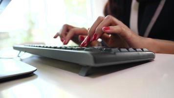 mains de femme tapant sur le clavier video