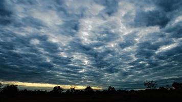 time-lapse zonsondergang bewolkte blauwe en gele hemel video