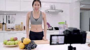 las mujeres usan frutas orgánicas para hacer jugo de manzana por sí mismas en casa. video