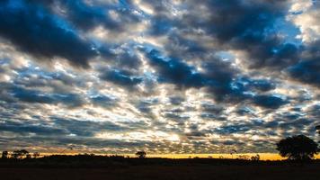 tidsinställd soluppgång molnig blå och gul himmel video