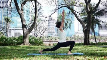 sport yoga e concetto di stile di vita sano. video