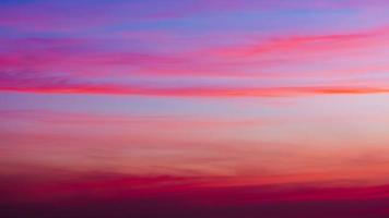 time lapse lever du soleil nuageux ciel bleu et jaune video