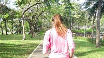 câmera lenta - jovem mulher asiática correndo na calçada pela manhã. video