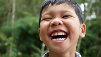 Cerca de la cara de un niño riendo video