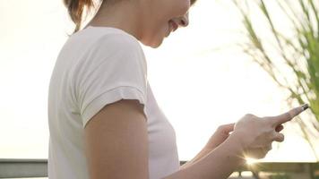 joyeuse femme de blogueur touristique asiatique à l'aide de smartphone pour la direction et à la recherche sur la carte de localisation. video