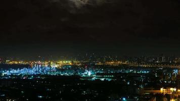 usine de pétrole time lapse avec la lune video