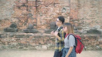 casal asiático de viajantes, passar férias em ayutthaya, Tailândia. video