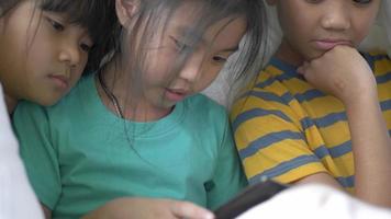 barn använder smart telefon hemma. video