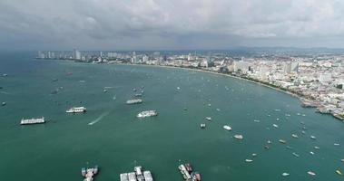 Vista panorámica aérea de la playa de Pattaya sobre aguas tropicales cristalinas en la isla video