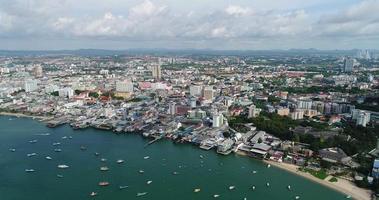 vista panoramica aerea della spiaggia di pattaya su acque tropicali cristalline sull'isola video