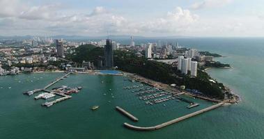 Panoramablick aus der Luft auf den Pattaya-Strand über kristallklarem tropischem Wasser auf der Insel video