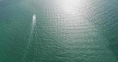 Flygfoto över fartbåtar på havet nära strandstaden, Pattaya, Thailand. video