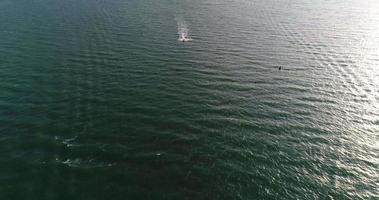 Luftaufnahme von Schnellbooten auf dem Meer nahe Strandstadt, Pattaya, Thailand. video