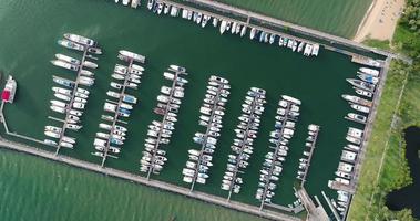Vista aérea del barco de yates de la marina en la bahía video