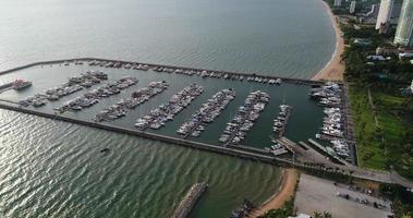 luchtfoto van jachthaven jachtboot op de baai