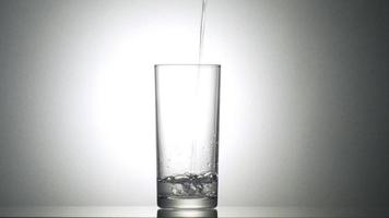 vertiendo agua en el vaso