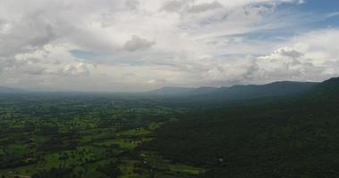 luchtfoto wide shot standpunt berg met weelderige bomen video