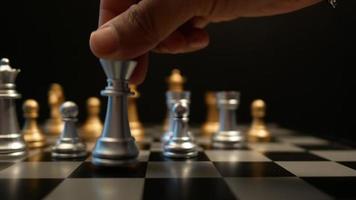 movimento do jogo de xadrez jogando na mesa