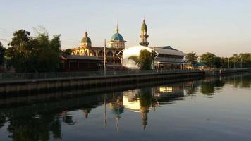 moschea darul muttakin a bangkok, in thailandia video