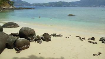 time-lapse van mooi wit zandstrand in phuket, thailand video