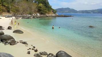 lapso de tiempo de la hermosa playa de arena blanca en phuket, tailandia video