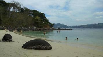 lasso di tempo della bellissima spiaggia di sabbia bianca a phuket, thailandia video