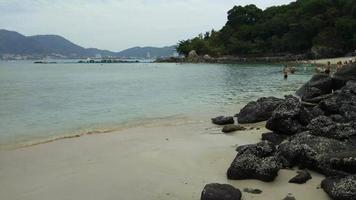 lasso di tempo della bellissima spiaggia di sabbia bianca a phuket, thailandia video
