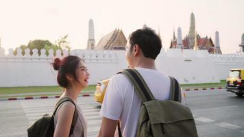 Pareja de turistas asiáticos caminando en Bangkok, Tailandia. video