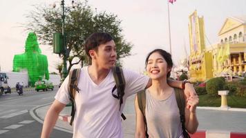 asiatiska turistpar som går i bangkok, thailand. video