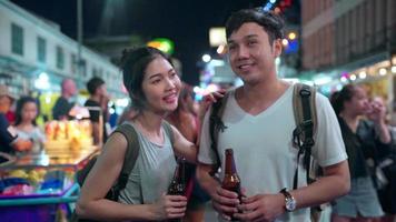 Reisender Backpacker asiatisches Paar in Bangkok, Thailand. video