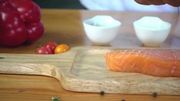 chef condimentando salmón fresco video
