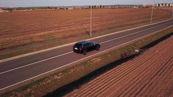 drone sigue a un coche en 4k video