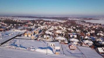 drönare som flyger över en snöig by i 4k video