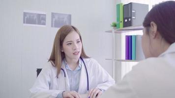 professionelles asiatisches Ärzteteam Brainstorming in einer Besprechung. video