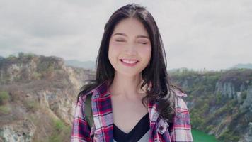 hiker backpacker asiatisk kvinna som känner sig lycklig video