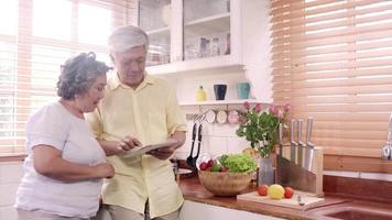 asiatiska äldre par matlagning video