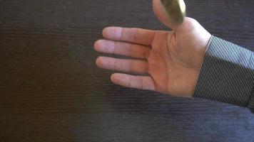 bitcoin dorado en la mano de un hombre. símbolo de una nueva moneda virtual video