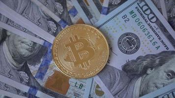 bitcoins dorados con billetes de un dólar