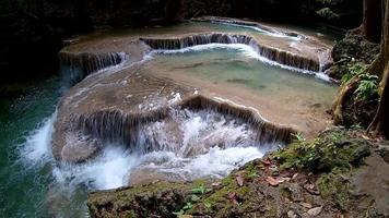 erawan waterval, erawan nationaal park in kanchanaburi, thailand video