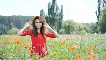 donna felice libera in un vestito rosso che gode della natura