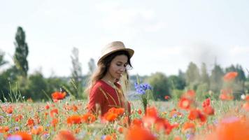 mujer feliz libre en un vestido rojo disfrutando de la naturaleza video