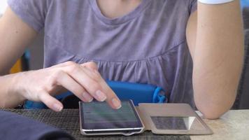 jonge vrouw met behulp van haar slimme telefoon in een restaurant video