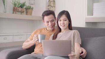 casal asiático usando laptop para pesquisar na web