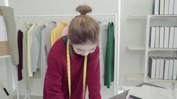 asiatisk kvinnlig modedesigner som arbetar video