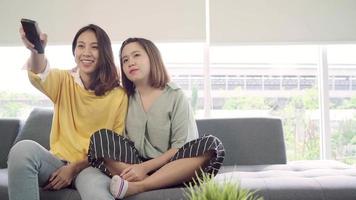 jeunes femmes asiatiques regardant la télévision video