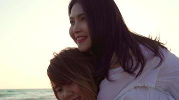 mooie vrouwen gelukkig op het strand video