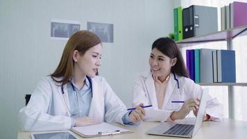 femmes médicales professionnelles remue-méninges lors d'une réunion video